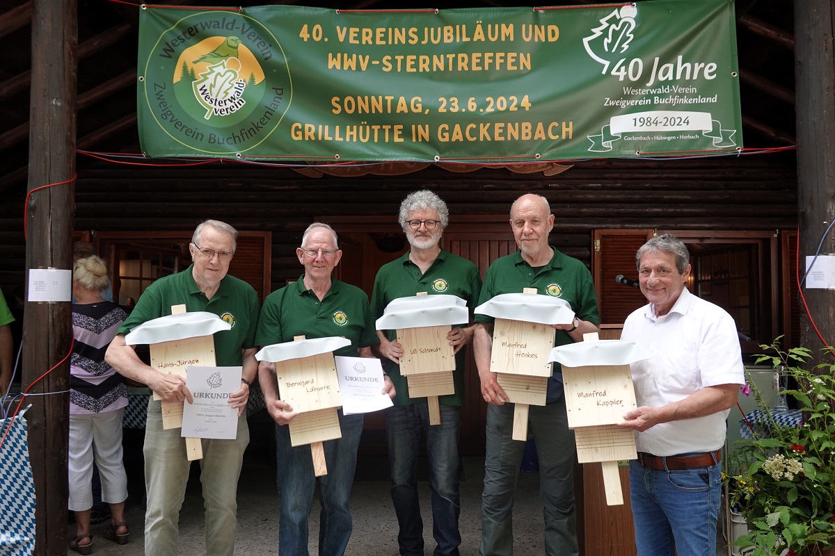 Wurden beim Jubilum mit Sterntreffen des WWV fr 40 Jahre Mitgliedschaft im Westerwald-Verein Buchfinkenland geehrt (von links): die Grndungsmitglieder Hans Jrgen Merfels, Bernhard Labonte, Uli Schmidt, Manfred Henkes und Landrat Achim Schwickert. Auf dem Foto fehlt mit Manfred Kappler das lteste Grndungsmitglied, der leider gesundheitlich verhindert war. (Foto: WWV/Markus Mller)