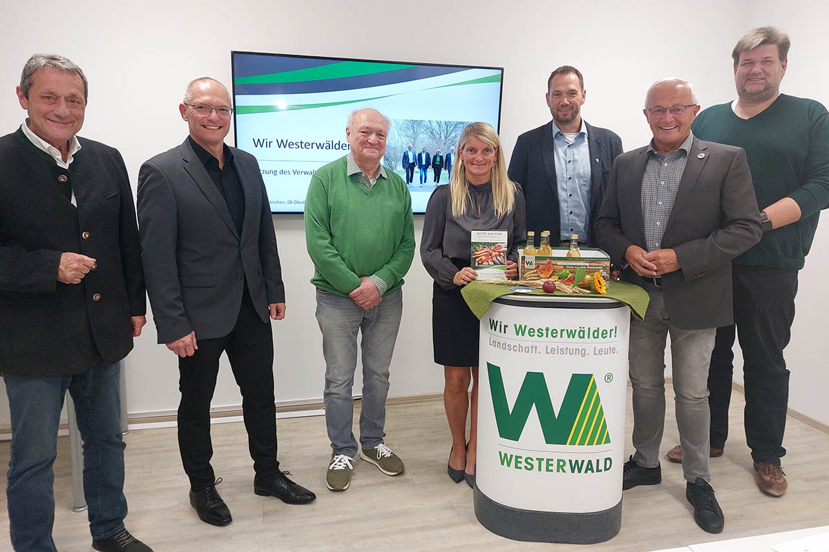 Von links: Landrat Achim Schwickert (Westerwaldkreis), Jrgen Schmied (Kreis Neuwied), Landrat a.d. Michael Lieber (Kreis Altenkirchen), Sandra Kster, Vorstndin Wir Westerwlder gAR, Manuel Seiler (Kreis Neuwied), Verwaltungsratsvorsitzender Landrat Achim Hallerbach (Kreis Neuwied), Thomas Mockenhaupt (Westerwaldkreis). Foto: Myriam Hatzmann