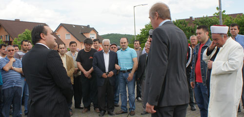 Der trkische Generalkonsul Aslan Alper Yksel und Klinikdirektor Karl Gessmann (von links) kamen zur Trauerfeier und versprachen den Angehrigen Aufklrung und Hilfe. Foto: Helga Wienand-Schmidt