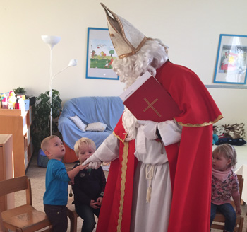 Der Nikolaus besuchte die Kinder der Kita Zauberwald. Fotos: pr