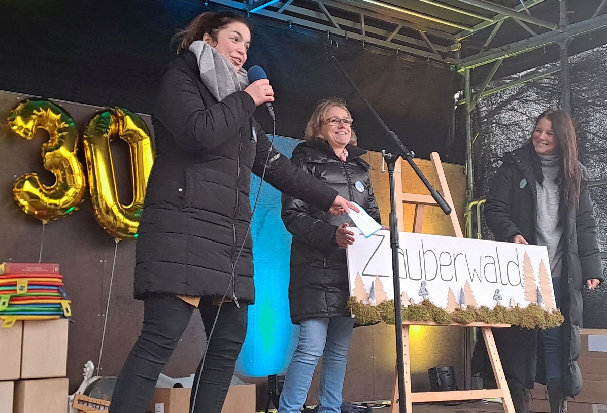 Ein spannender Moment: Die Tafel mit dem neuen Namen wird enthllt. (Foto: Silvia Patt)