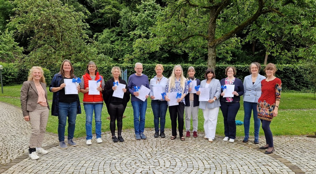 Hospizfachkrfte Verena Krings-Ax (links) und Christiane Freymann (Zweite von rechts) sowie die Leiterin des Ambulanten Hospizes Neuwied, Anita Ludwig (rechts), gratulieren den neuen Hospizbegleitern zum erfolgreichen Kursabschluss. (Foto: privat)