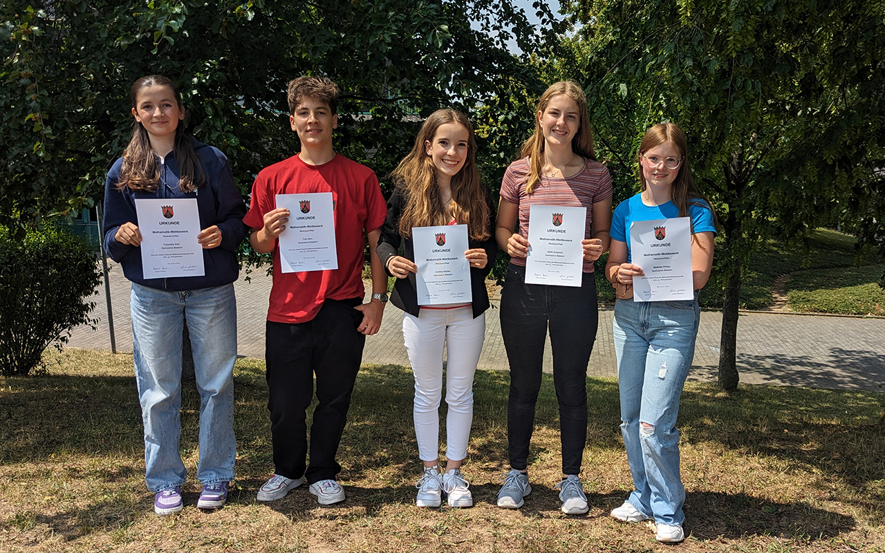 Die Schule gratuliert (v.l.n.r.) Franziska Volk (9c), Tom Kern (9b1), Carlotta Rdder (9c), Stella Scharek (9a) und Mathilda Philipp (9c) zu diesem Erfolg. (Foto: Gymnasium Betzdorf)