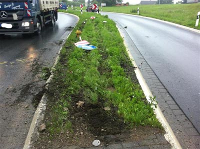 Auch das Fahrzeug drfte nach dem Unfall beschdigt sein. Fotos: Polizei