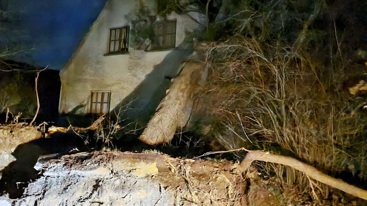 In Almersbach war ein groer Baum auf ein Haus gefallen. (Bilder: kk)