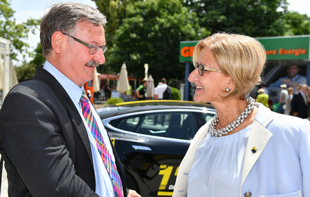 Josef Zolk im Gesprch mit der Landeshauptfrau von Niedersterreich und frheren sterreichischen Innenministerin Johanna Mikl-Leitner in Grafenegg. (Foto: Johannes Grn) 