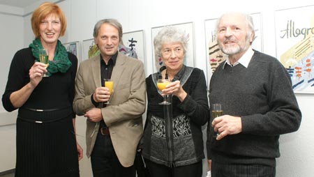 Grafiker Werner Gtzinger, Brigitte Langlet, Winfried Mller-Rosenbaum und Susanne Rosenbaum (von rechts) freuten sich ber den gelungenen Auftakt der Ausstellung im Alten Zollhaus. Fotos: Helga Wienand-Schmidt