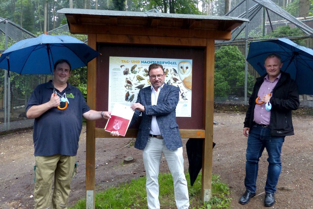 SGD-Nord-Prsident Wolfgang Treis (Mitte) berbrachte Zooleiter Mirko Thiel (links) und Oberbrgermeister Jan Einig eine Frderung in Hhe von 17.400 Euro. Foto: Zoo Neuwied
