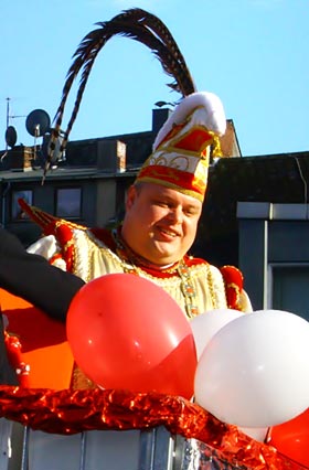 Prinz Heiko I. genoss die Fahrt durch die Kreisstadt in vollen Zgen. Fotos: Bianca Klser