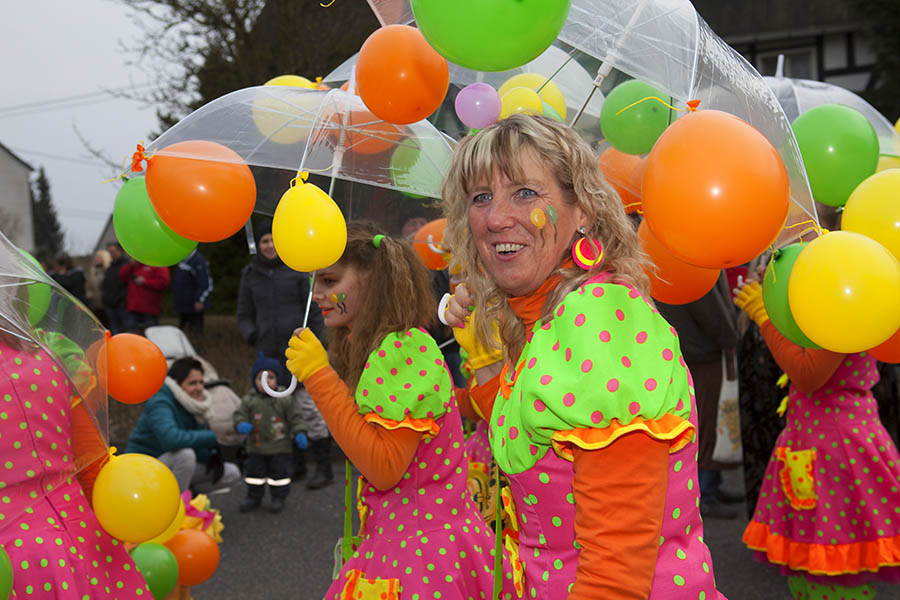 Bunt war es auf den Straen von Kleinmaischeid. Fotos: Helmi Tischler-Venter und Wolfgang Tischler