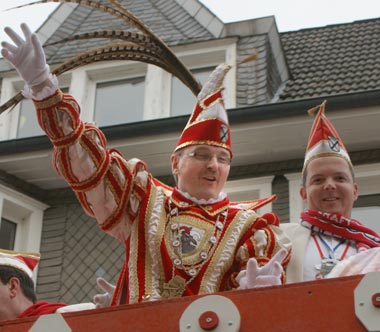 Prinz Uwe I. auf dem Hhepunkt seiner nrrischen Regenschaft verwhnte seine Untertanen mit Sigkeiten. Tausende begten mit Wissen-o-j-j den Prinzenwagen. Fotos: Helga Wienand-Schmidt