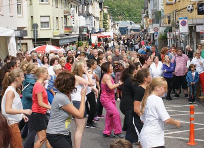 Vor der Wissener Sparkasse wurde auf der Rathausstrae getanzt - die Zumba-Party sorgte fr viel Spa und eine volle Innenstadt. Fotos: Helga Wienand-Schmidt